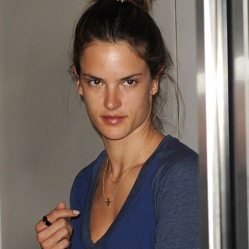 Alessandra Ambrosio - Alessandra Ambrosio zeigte sich ungeschminkt am Flughafen in Miami