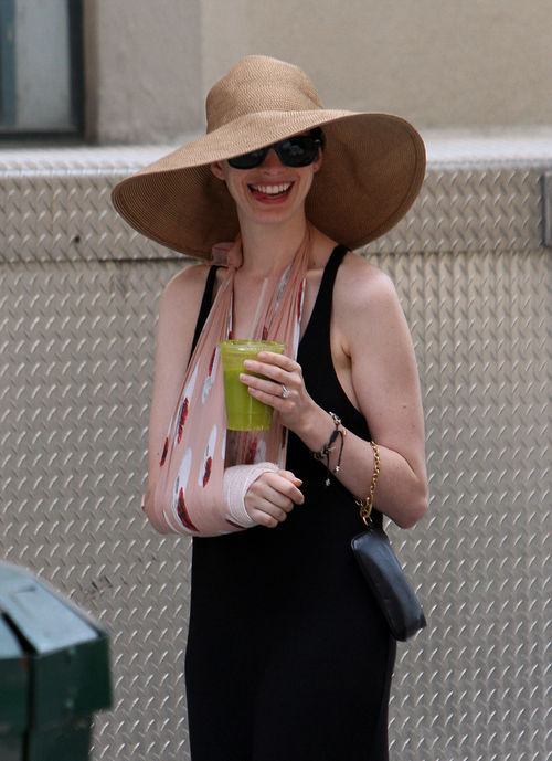 Anne Hathaway ist selbst mit Verband noch stylisch Anne Hathaway ist selbst mit Verband noch stylisch
