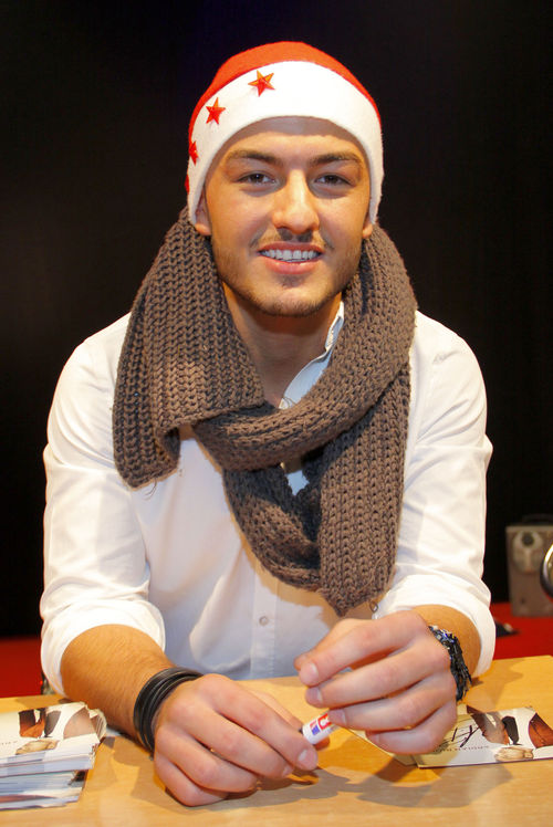 Ardian Bujupi ließ ein wenig Weihnachtsstimmung zur Autogrammstunde aufkommen Ardian Bujupi ließ ein wenig Weihnachtsstimmung zur Autogrammstunde aufkommen