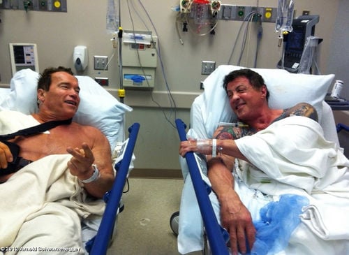 Arnold Schwarznegger und Sylvester Stallone trafen sich zufällig im Krankenhaus Arnold Schwarznegger und Sylvester Stallone trafen sich zufällig im Krankenhaus