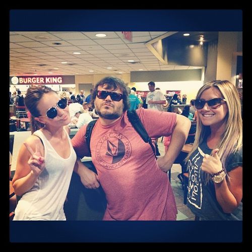 Ashley Tisdale traf am Flughafen zufällig auf Jack Black Ashley Tisdale traf am Flughafen zufällig auf Jack Black