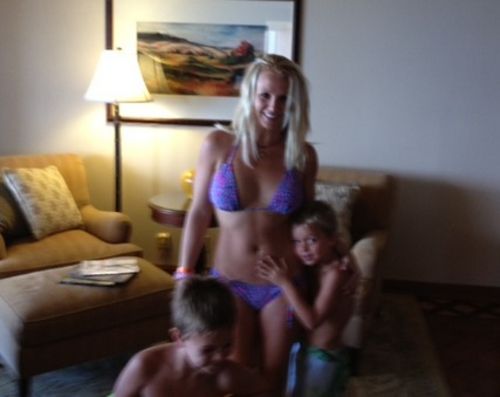 Britney Spears postete jetzt ein Bild von sich im Bikini und von ihren Jungs Britney Spears postete jetzt ein Bild von sich im Bikini und von ihren Jungs