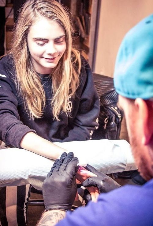 Cara Delevingne war wieder beim Tätowierer