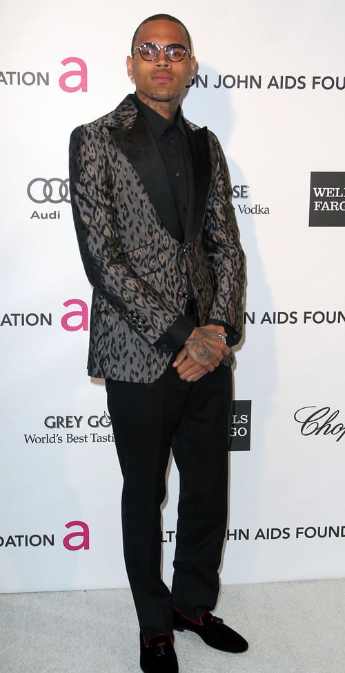 Chris Brown erschien bei der Oscar-Party mit Brille Chris Brown erschien bei der Oscar-Party mit Brille