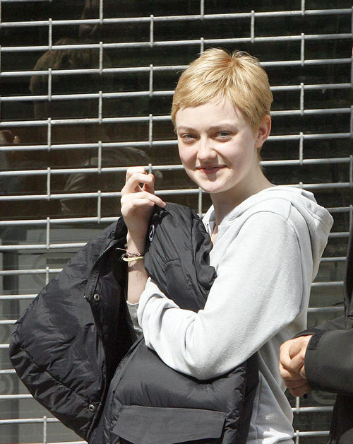 Dakota Fanning - Dakota Fanning überrascht mit kurzen Haaren Dakota Fanning - Dakota Fanning überrascht mit kurzen Haaren