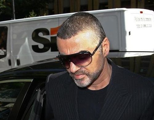 George Michael bricht in seiner Zelle in Tränen aus George Michael bricht in seiner Zelle in Tränen aus