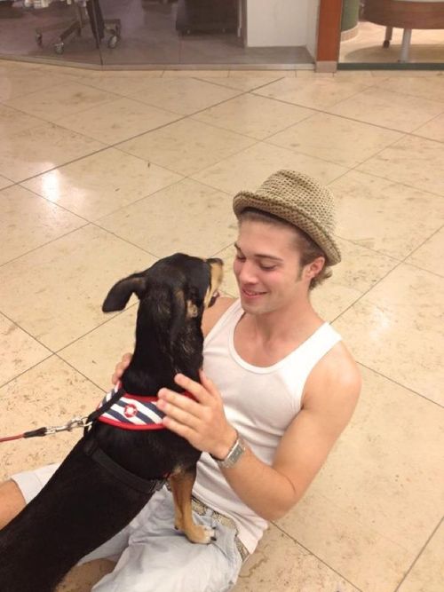 Jascha Rust wird von Silas Hund überrannt Jascha Rust wird von Silas Hund überrannt
