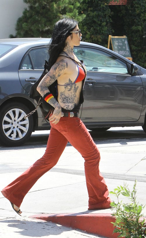 Kat von D trägt ihren Bikini in der Stadt Kat von D trägt ihren Bikini in der Stadt