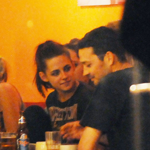 Kristen und Rupert besuchten im Mai zusammen ein Restaurant Kristen und Rupert besuchten im Mai zusammen ein Restaurant