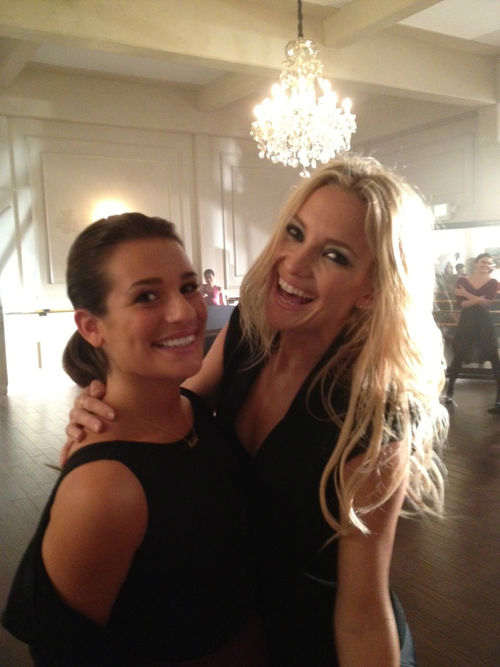 Lea Michele und Kate Hudson posieren zusammen am "Glee"-Set Lea Michele und Kate Hudson posieren zusammen am "Glee"-Set