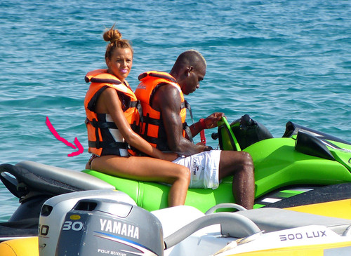 Mario Balotelli urlaubt mit zwei hübschen Damen Mario Balotelli urlaubt mit zwei hübschen Damen