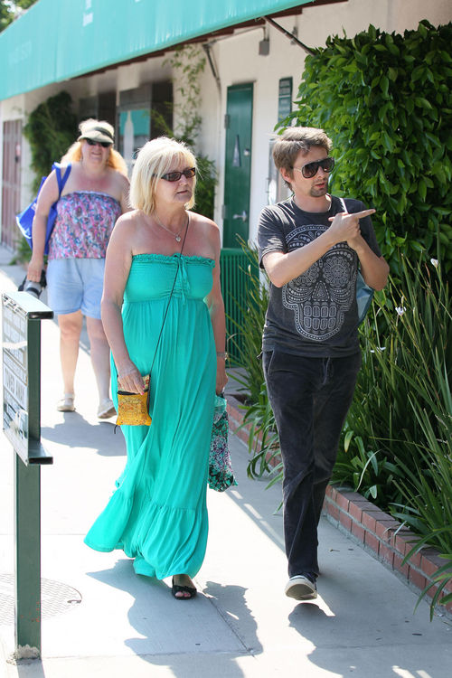 Matthew Bellamy zeigt seiner Mutter Malibu Matthew Bellamy zeigt seiner Mutter Malibu