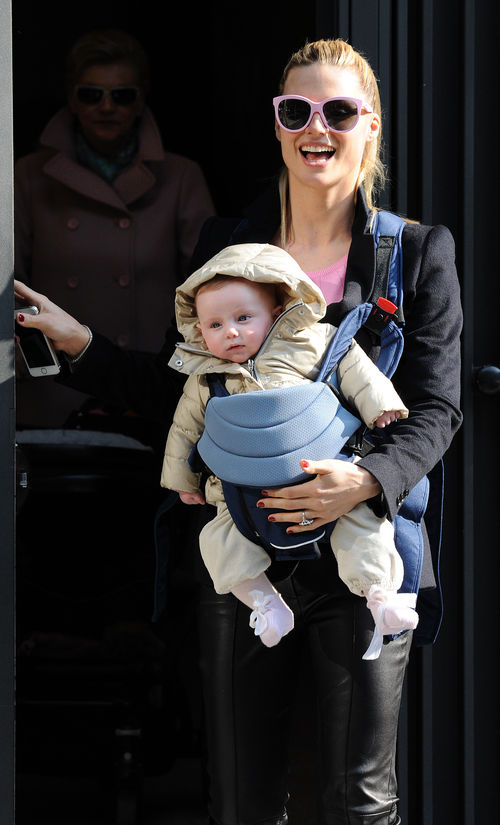 Michelle Hunziker zeigte sich jetzt mit ihrer kleinen Tochter Sole Michelle Hunziker zeigte sich jetzt mit ihrer kleinen Tochter Sole