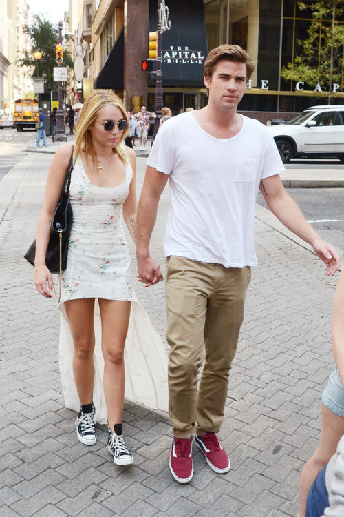 Liam Hemsworth ist genervt von Miley Cyrus, die ihn zum Filmset in Philadelphia begleitete Liam Hemsworth ist genervt von Miley Cyrus, die ihn zum Filmset in Philadelphia begleitete