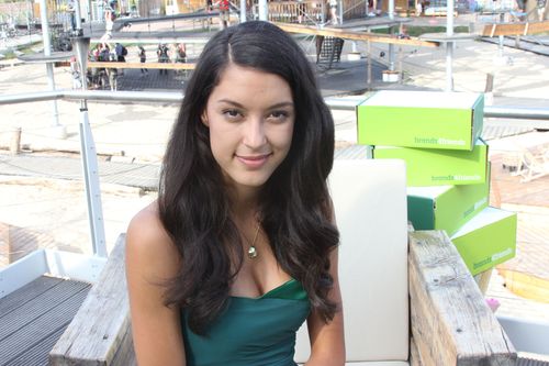 Rebecca Mir steht in der Öffentlichkeit 