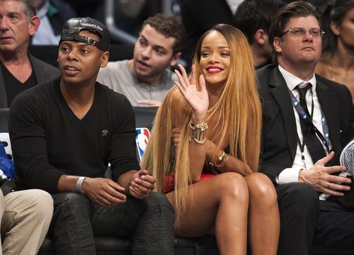 Bei einem Basketball-Spiel in New York präsentierte Rihanna ihren neuen Look Bei einem Basketball-Spiel in New York präsentierte Rihanna ihren neuen Look
