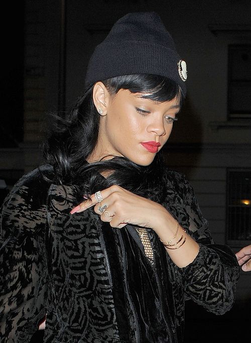 Ihre Freunde machen sich Sorgen, weil Rihanna völlig außer Kontrolle ist Ihre Freunde machen sich Sorgen, weil Rihanna völlig außer Kontrolle ist
