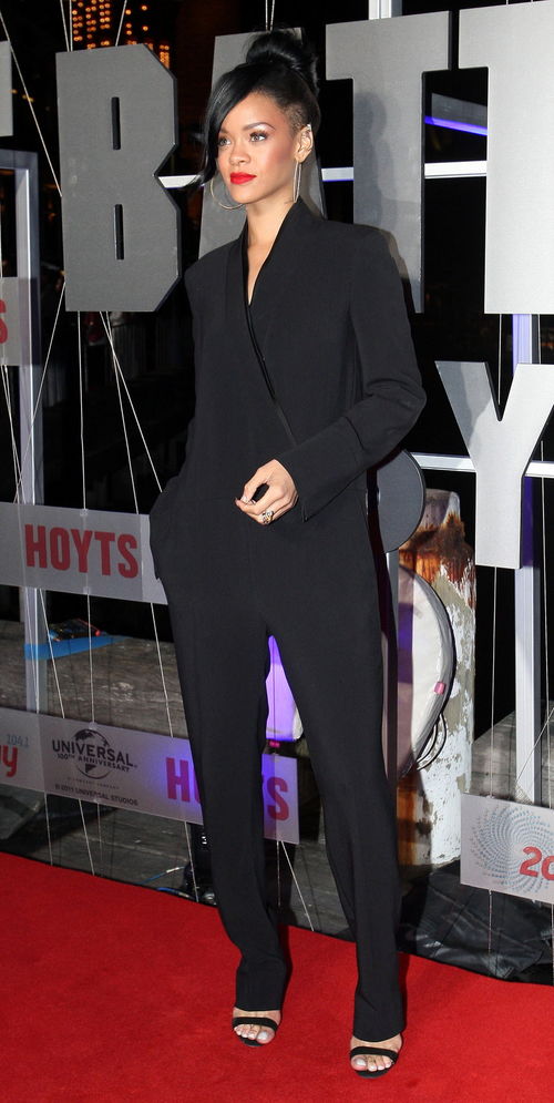 Rihanna zeigte sich bei der Premiere ihres Films in Australien äußerst ladylike und erstmals offiziell mit neuer Haarfarbe Rihanna zeigte sich bei der Premiere ihres Films in Australien äußerst ladylike und erstmals offiziell mit neuer Haarfarbe