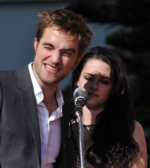 Robert Pattinson und Kristen Stewart müssen trotz des Fremdgeh-Skandals gemeinsam auf Promo-Tour Robert Pattinson und Kristen Stewart müssen trotz des Fremdgeh-Skandals gemeinsam auf Promo-Tour