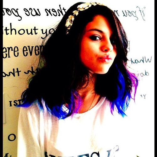 Selena Gomez - Selena Gomez trägt jetzt bunte Strähnen Selena Gomez - Selena Gomez trägt jetzt bunte Strähnen