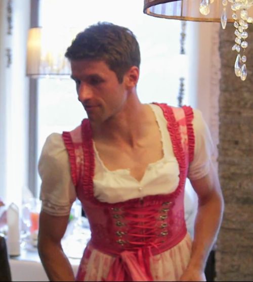 thomas-mueller-im-dirndl.jpg