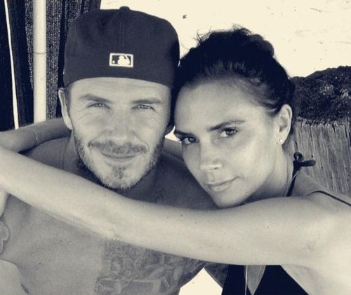 Victoria Beckham lächelt fast