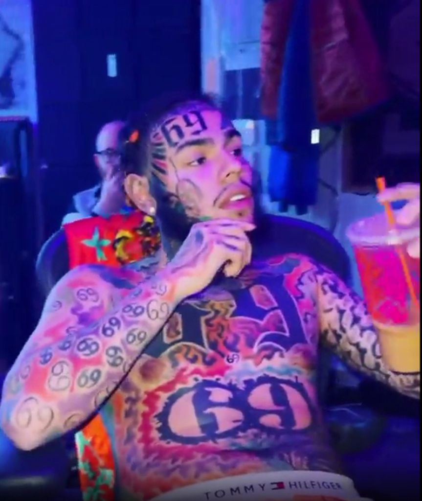 Rapper 6ix9ine Mit Zottelbart Und Megabunten Tattoos Zuruck Promiflash De Rapper 6ix9ine Mit Zottelbart Und Megabunten Tattoos Zuruck Promiflash De