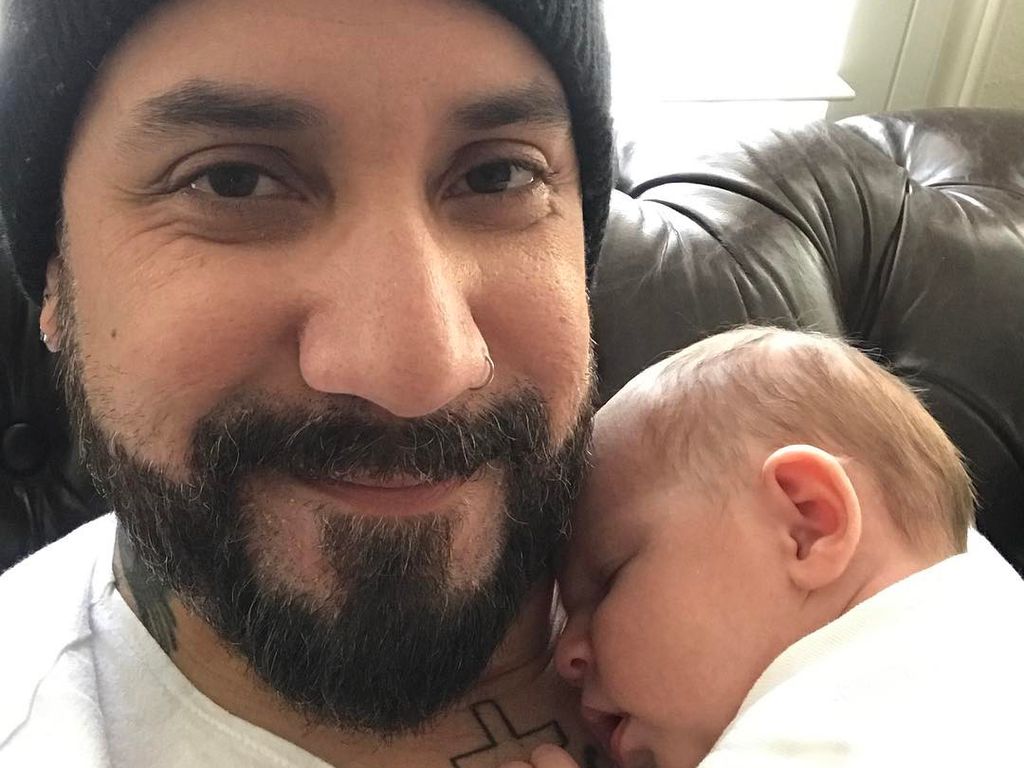 Süß Backstreet BoysAJ zeigt seine neugeborene Tochter Promiflash.de