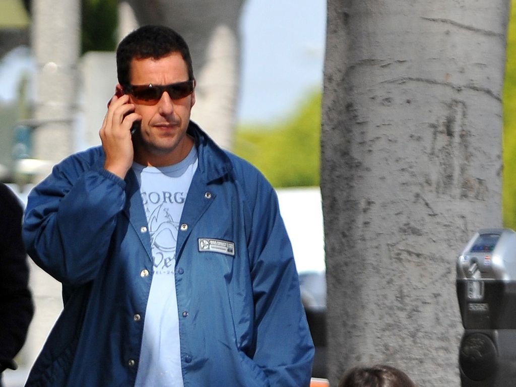 Darum trägt Adam Sandler immer Shorts Promiflash.de