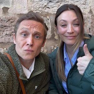 Matthias Schweighöfer am Set mit Kaley Cuoco und Sam Claflin