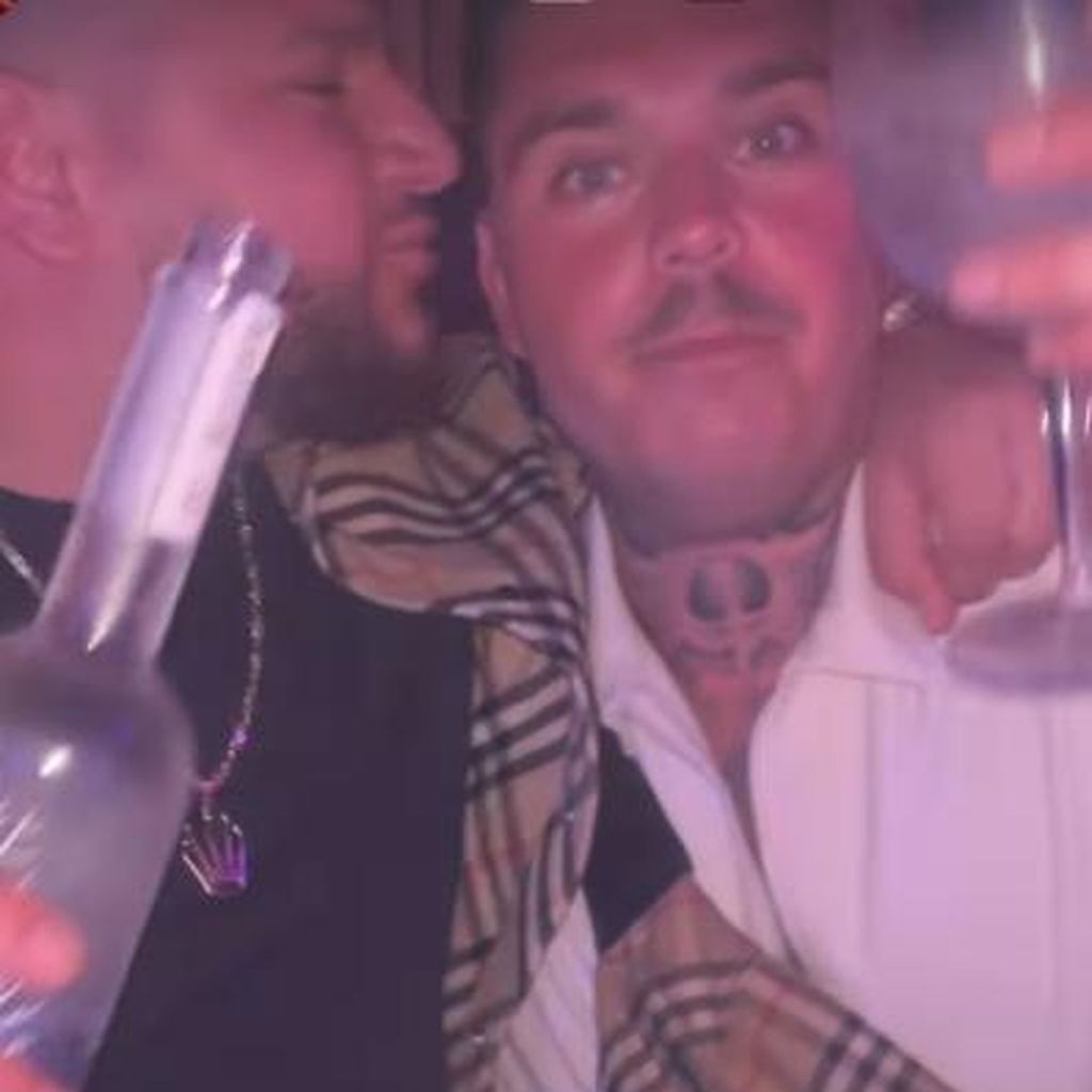 Nico Legat feiert mit einem Kumpel auf Mallorca, April 2025