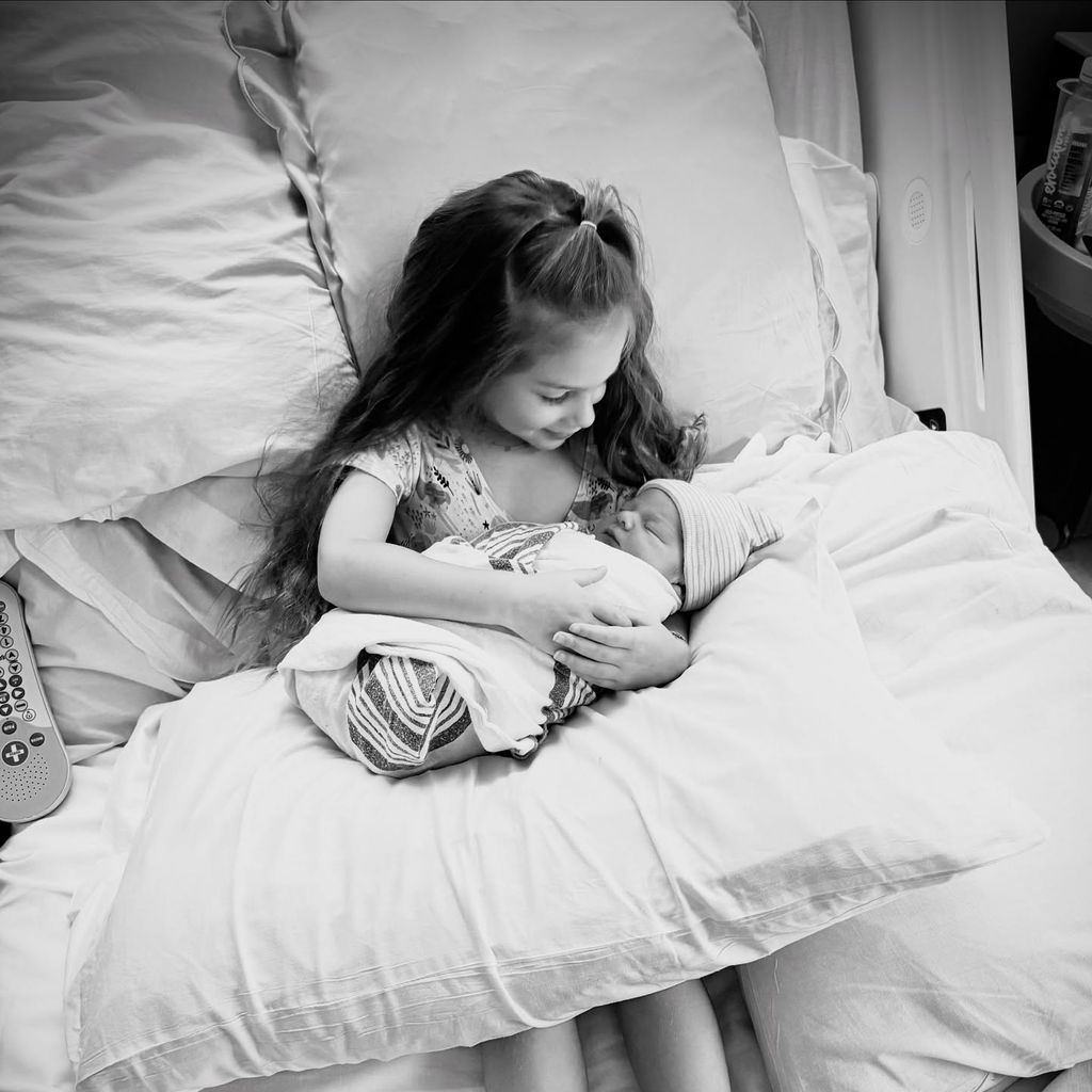 Wilmer Valderrama und Amanda Pachecos Tochter mit dem Baby, Juli 2025