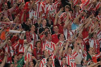 Derry-City-Fans bei einem UEFA-Cup-Spiel in Paris Derry-City-Fans bei einem UEFA-Cup-Spiel in Paris