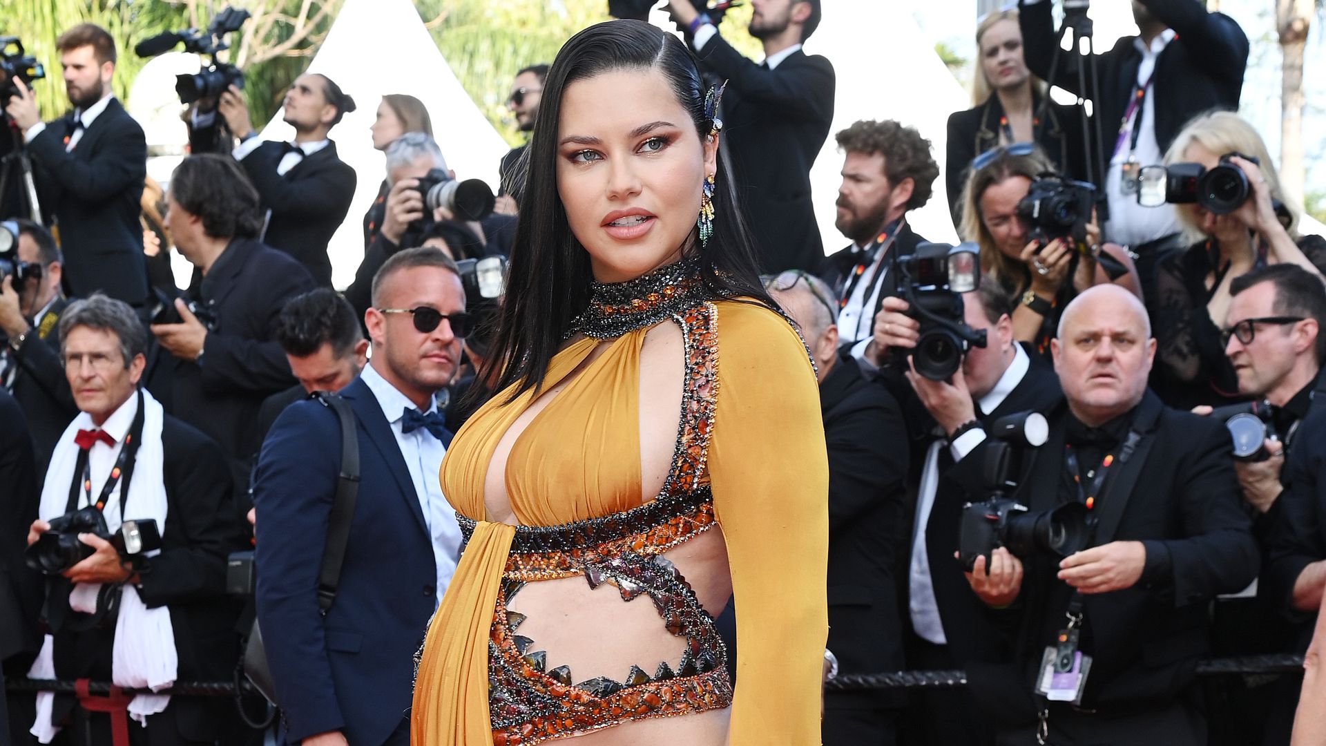 Adriana Lima zeigt stolz ihren Babybauch im Cut-out-Kleid
