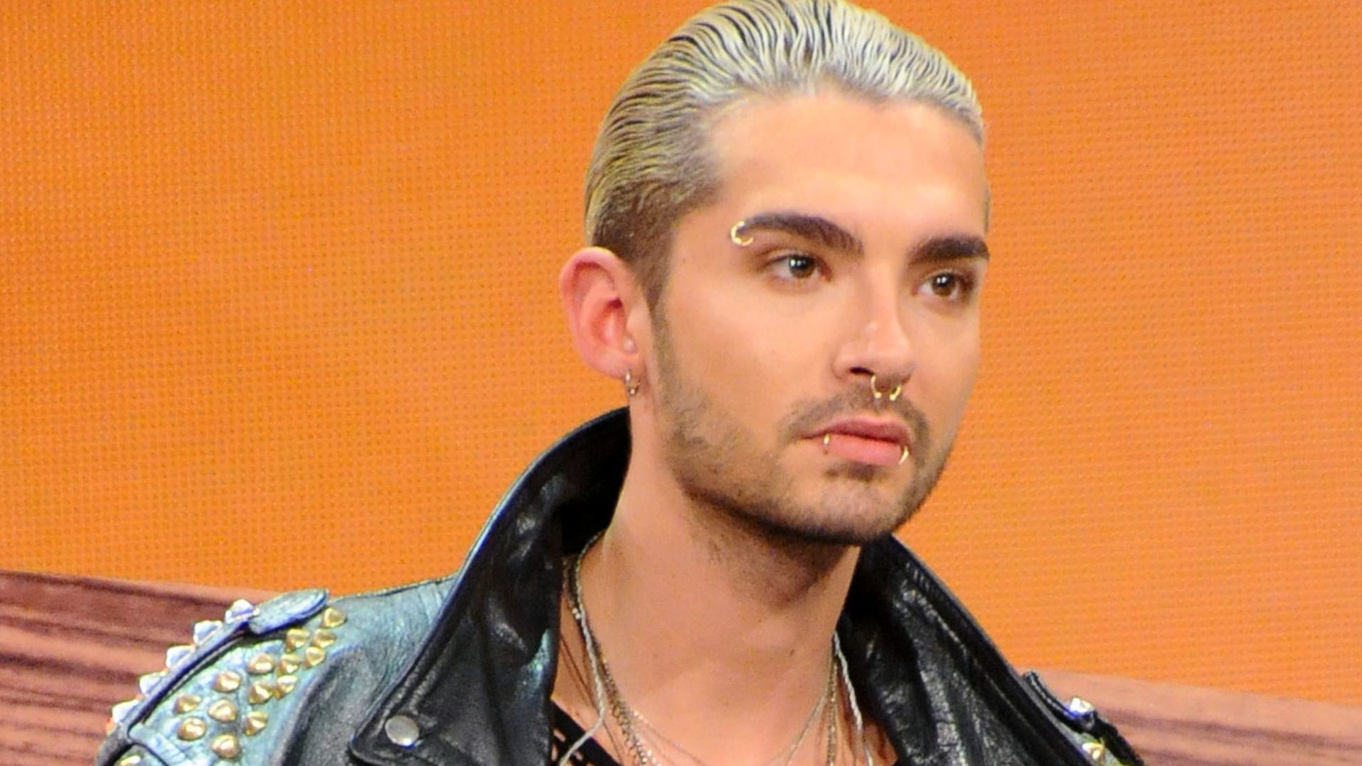 bill kaulitz flirtet bei dsds 9 juli 2010 in los angeles wurde tom kaulitz (19) jetzt sehr vertraut mit der sängerin songs in la auf: tagsüber ist tom hier in la damit beschäftigt. bill kaulitz flirtet bei dsds 9 juli 2010 in los angeles wurde tom kaulitz (19) jetzt sehr vertraut mit der sängerin songs in la auf: tagsüber ist tom hier in la damit beschäftigt.