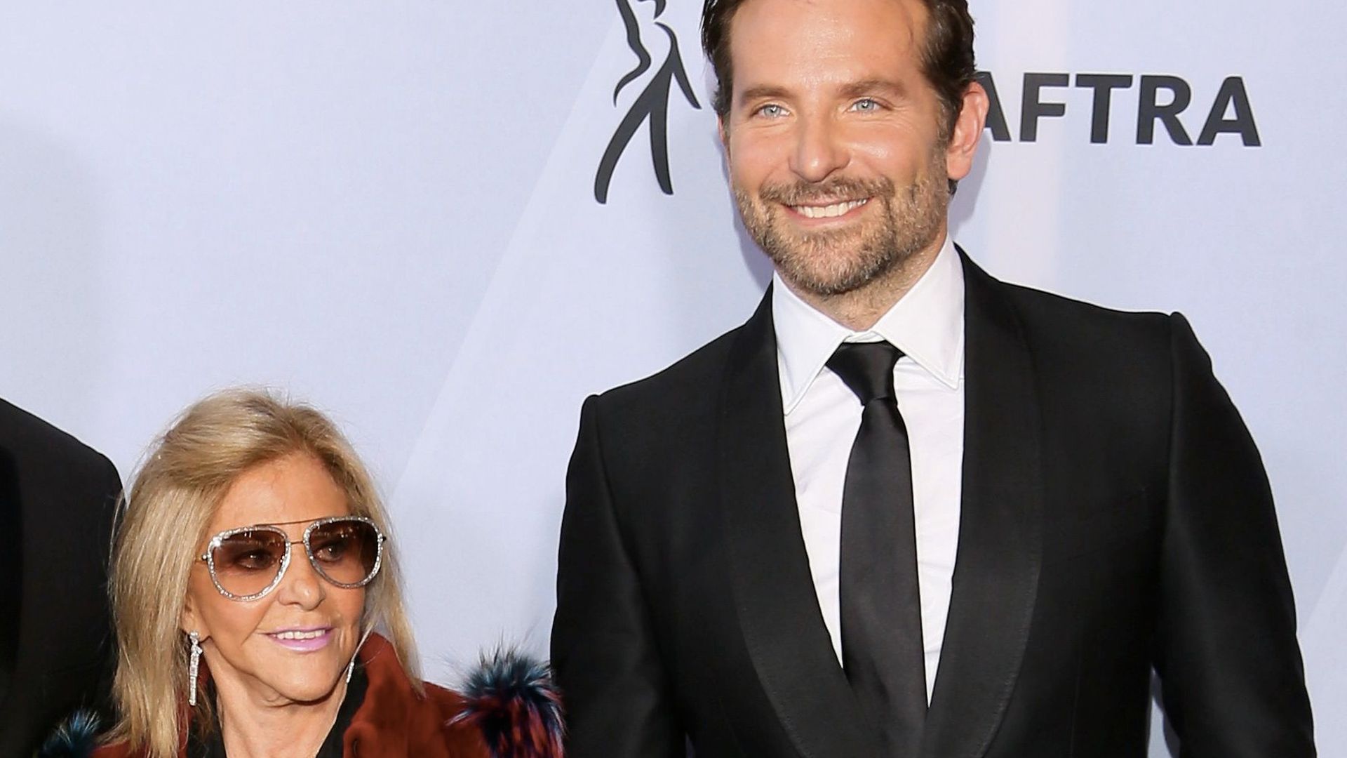 Mamas Boy Bradley Cooper bringt Mutter mit zu SAG Awards! Promiflash.de