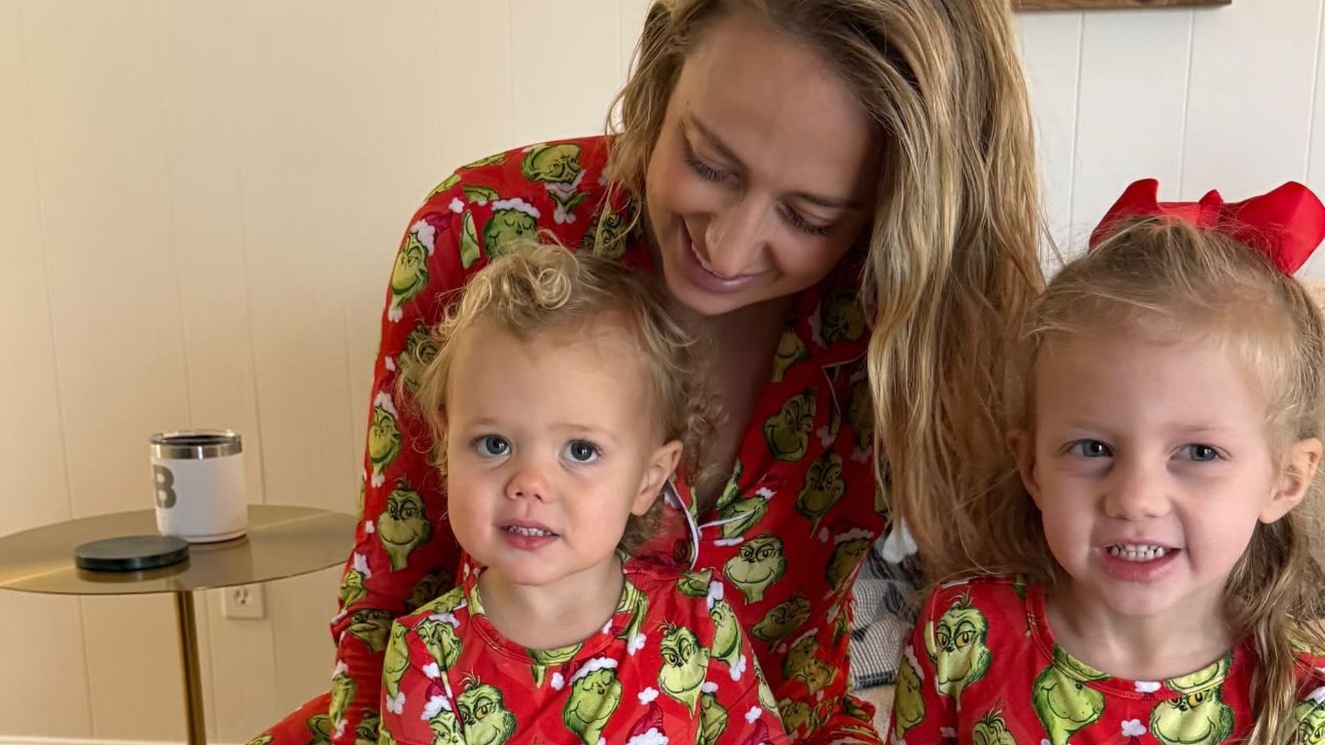 Brittany-Mahomes-kuschelt-mit-Kindern-im-s-en-Partnerlook