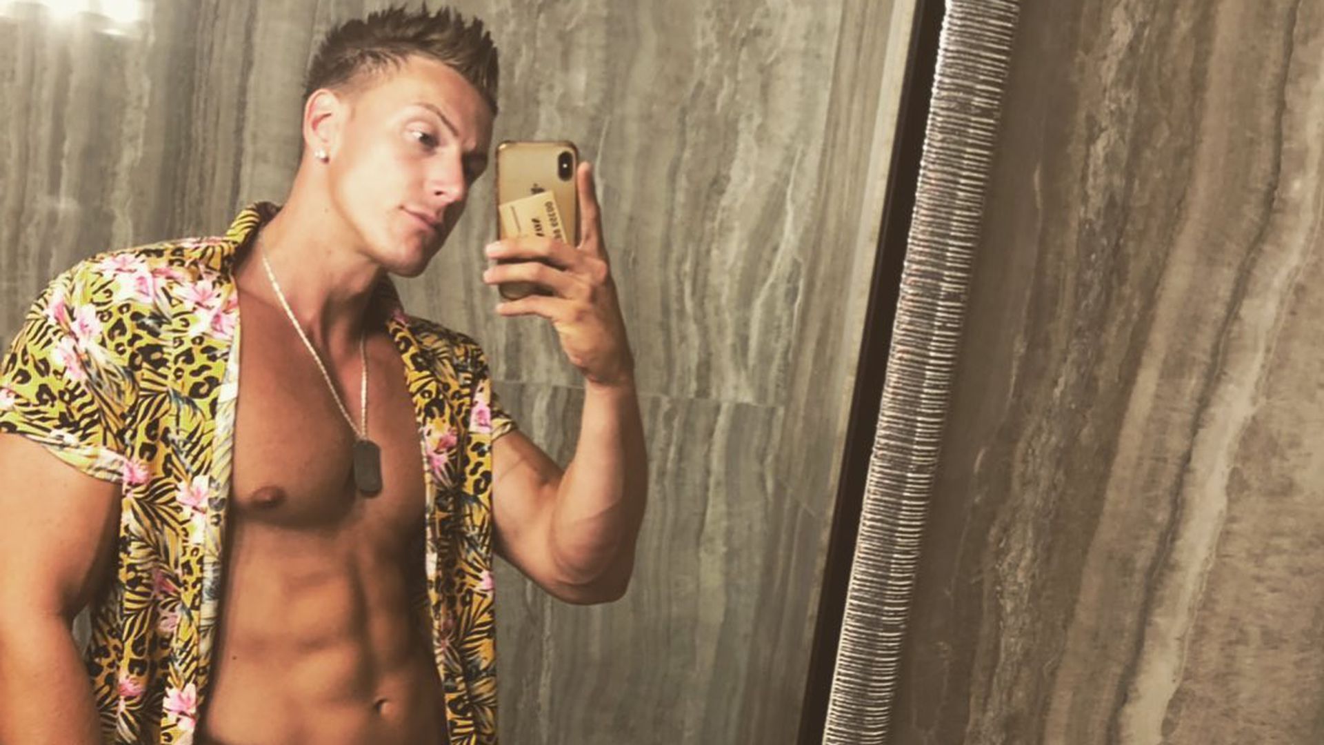 Oben ohne im Dreck: Calvin gibt bei Doppeldate wieder Gas! | Promiflash