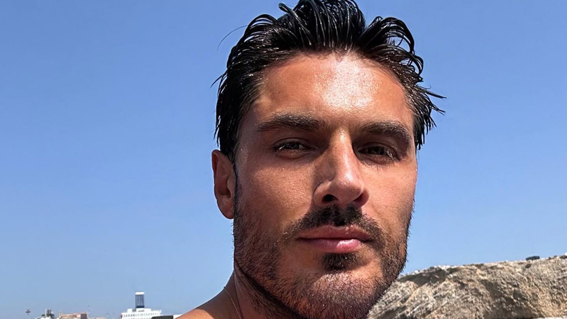 Fotos-Mit-diesem-TV-Star-planscht-Chris-Appleton-im-Meer