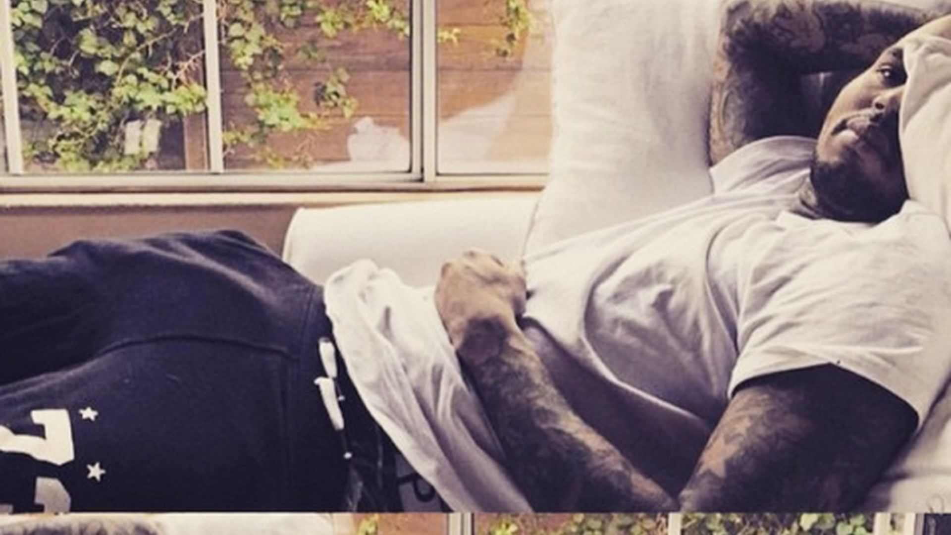 Imposant bestückt! Chris Brown zeigt HosenBeule Promiflash.de