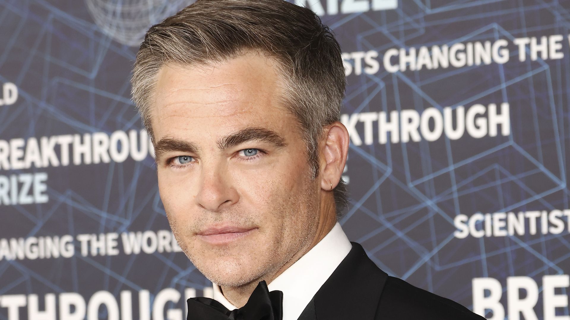 Offiziell-Chris-Pine-h-ndchenhaltend-mit-Neuer-gesichtet