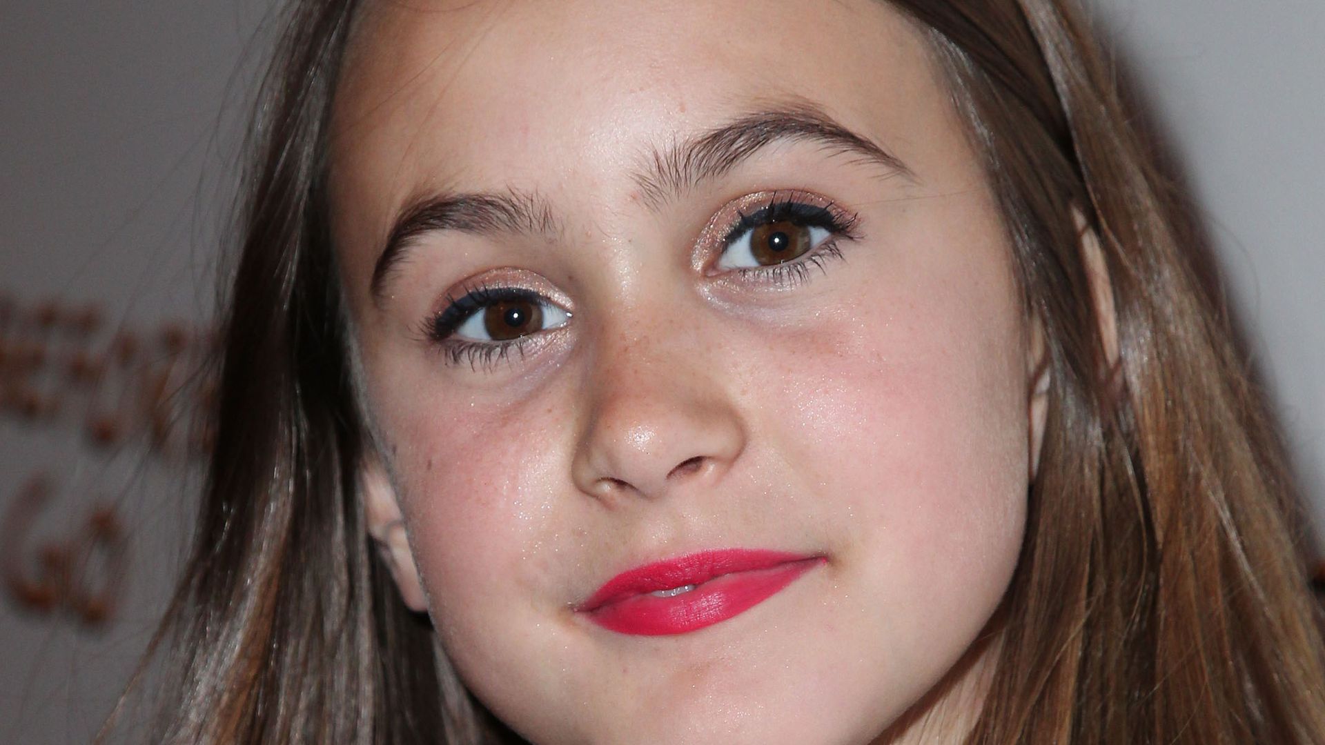 Auf High Heels Coco Arquette (10) stöckelt über Red Carpet Promiflash.de