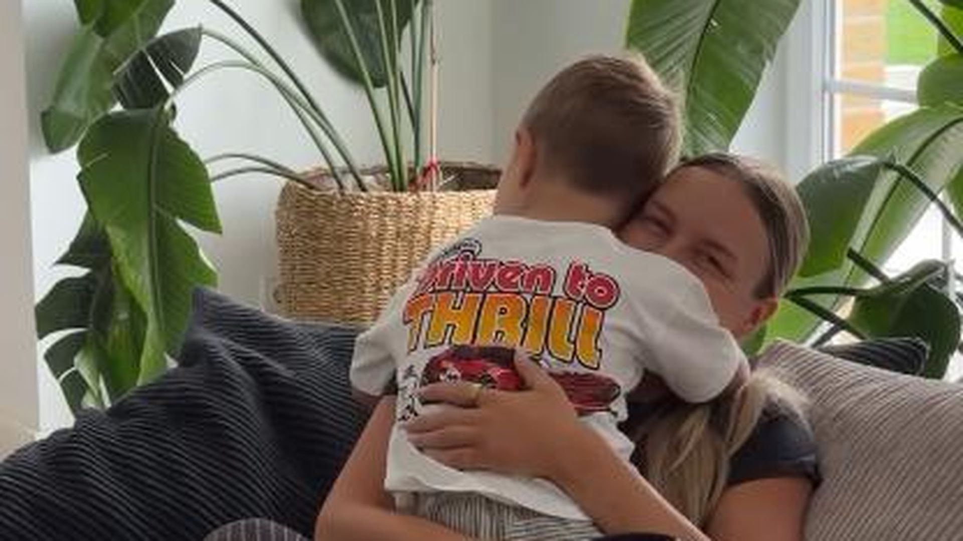 Dagi-Bee-zeigt-ihre-Sonntag-Morgenroutine-mit-S-hnchen-Nelio