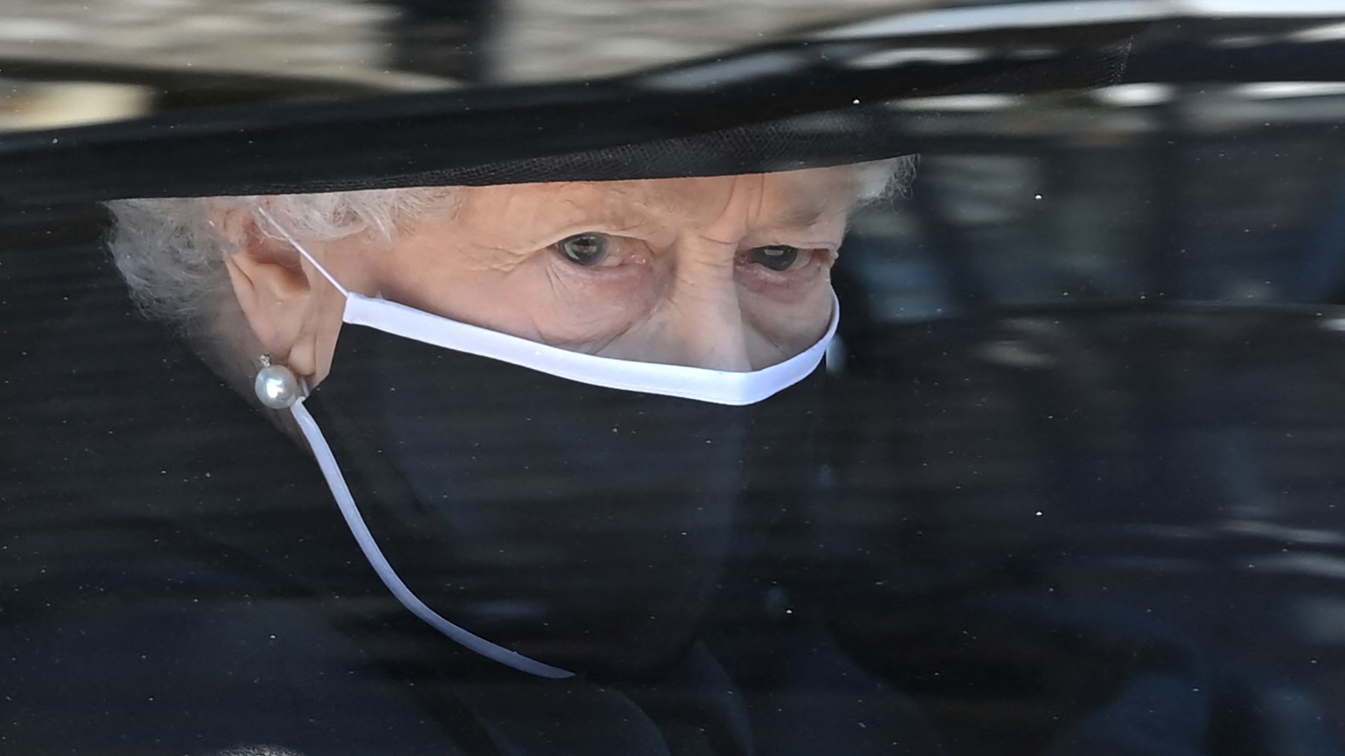 Prinz Philips Beerdigung: Die ersten Bilder von der Queen! | Promiflash.de