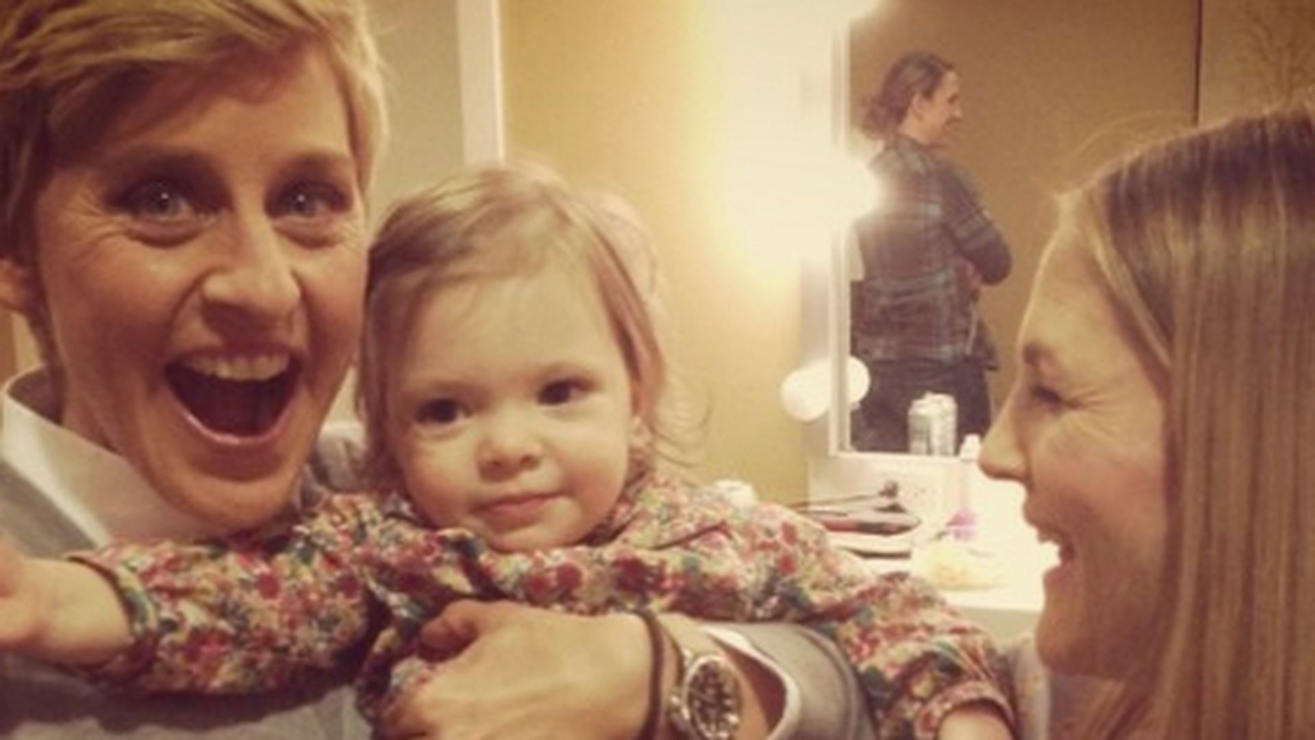 Süß! Drew Barrymore mit Baby Olive (1) bei "Ellen" Promiflash.de(02)