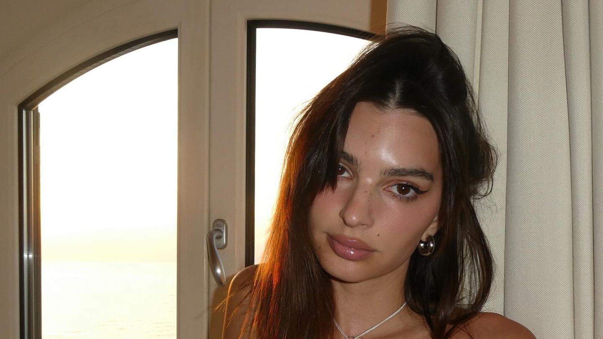 Keine-Tan-Lines-Emily-Ratajkowski-sonnt-sich-komplett-nackt