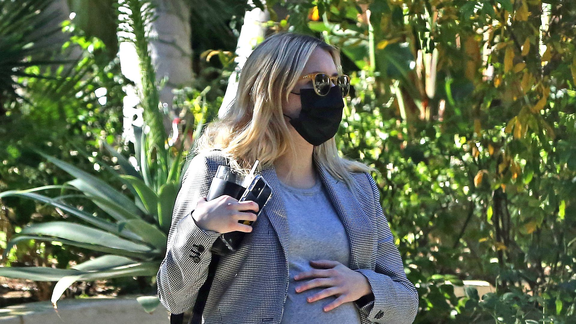 Ganz in Grau: Schwangere Emma Roberts zeigt ihre Babykugel | Promiflash.de