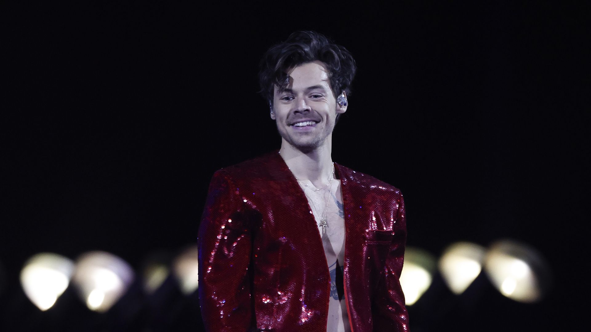 Harry-Styles-kehrt-nach-rund-einem-Jahr-auf-die-B-hne-zur-ck