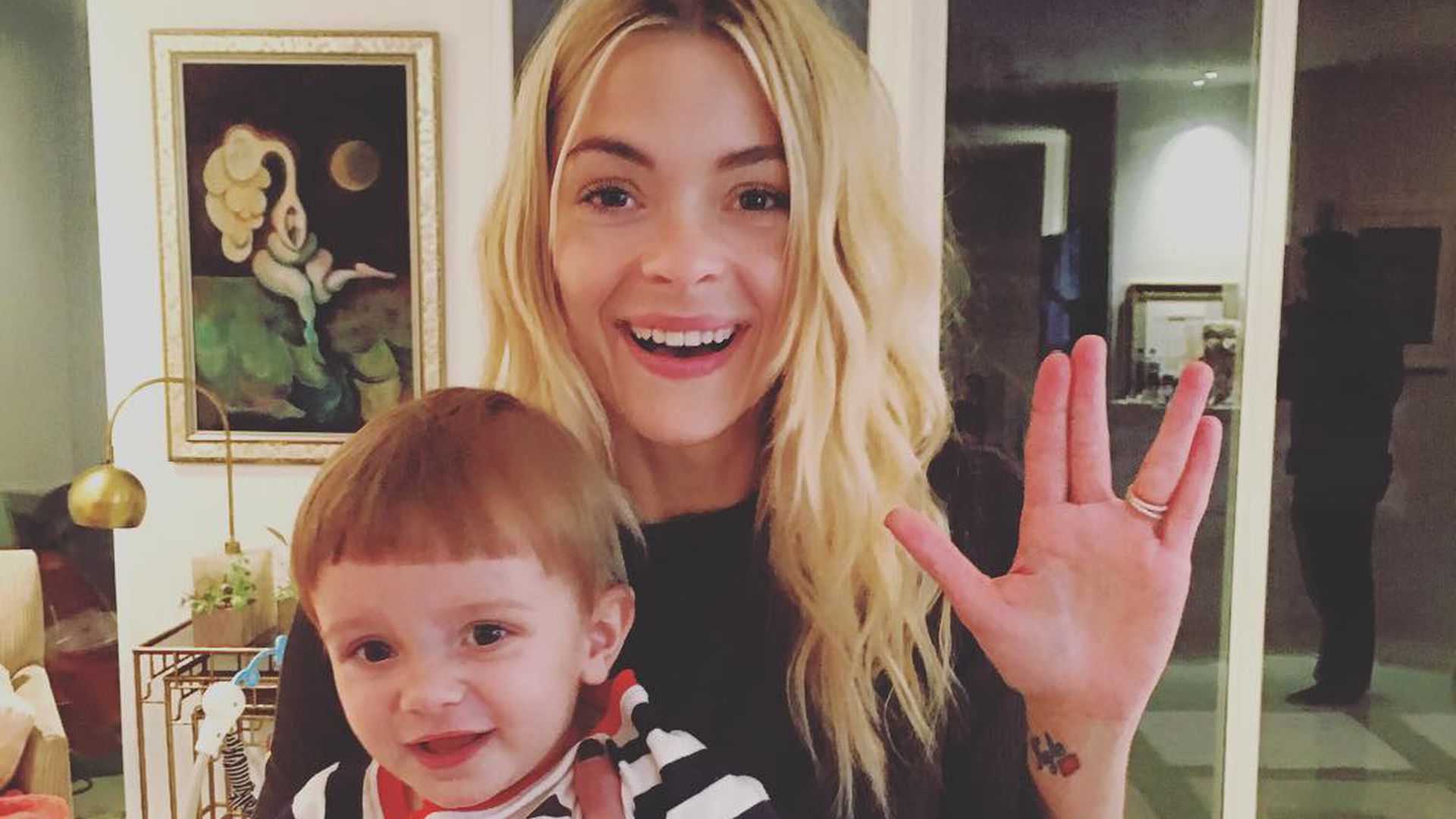 Nach schwerer HerzOP Jaime Kings Sohn macht 1. Schritte! Promiflash.de