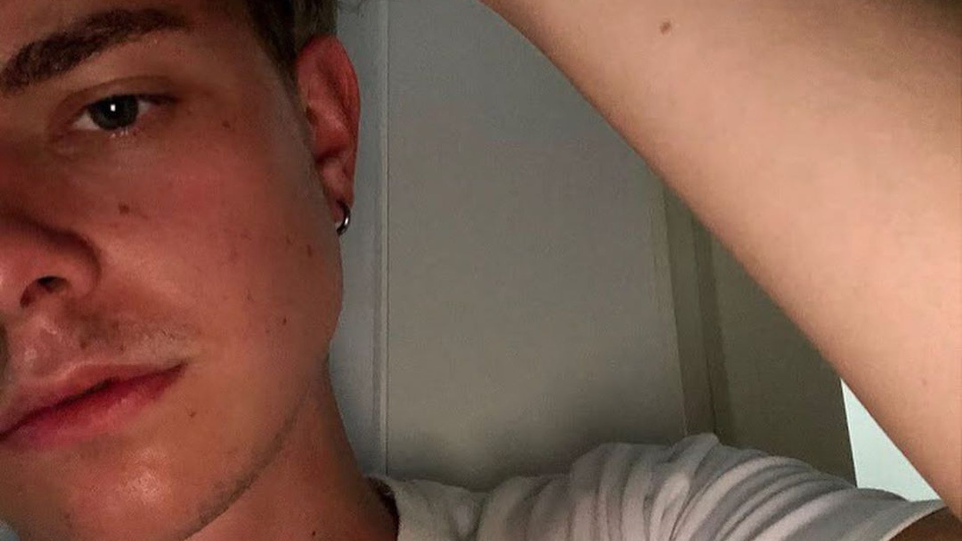 Sex-Story? Jonas Ems schockiert mit Menstruations-Blut-Pic | Promiflash